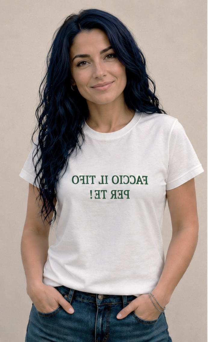 Donna allo specchio con la t-shirt ADE